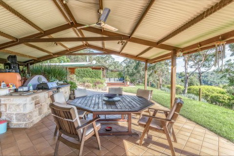 Coach House Hill Cottage - Accommodation Gladstone 9