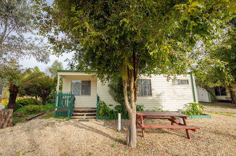 Eildon Riverside Holiday Park - Accommodation Gladstone 1