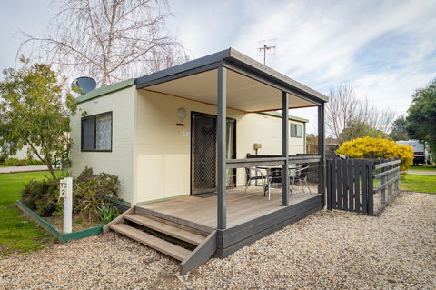 Eildon Riverside Holiday Park - Accommodation Gladstone 2