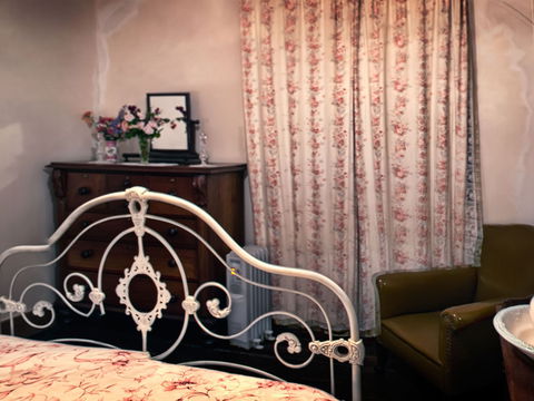 Hamilton Heritage Holiday Homes - McCauley's Cottage - Accommodation Gladstone 0