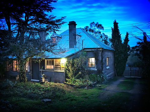Hamilton Heritage Holiday Homes - McCauley's Cottage - Accommodation Gladstone 1