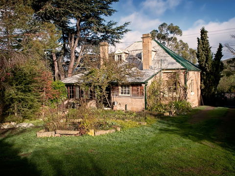 Hamilton Heritage Holiday Homes - McCauley's Cottage - Accommodation Gladstone 4