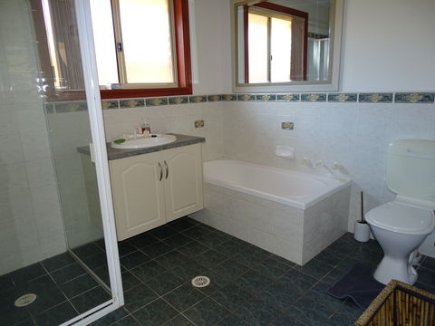Marina Pathway - Accommodation Gladstone 10