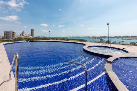 Meriton Suites Southport - Accommodation Gladstone 2