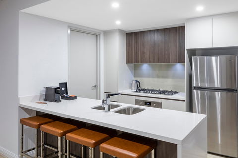 Meriton Suites Southport - Accommodation Gladstone 3
