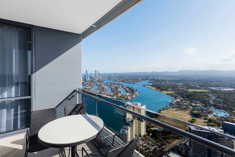 Meriton Suites Southport - Accommodation Gladstone 5