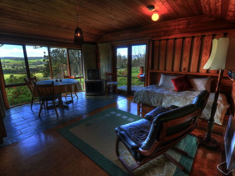 Plovers Ridge Country Retreat - Accommodation Gladstone 2