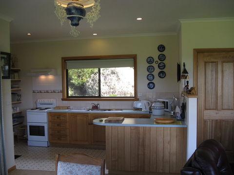 Plovers Ridge Country Retreat - Accommodation Gladstone 3