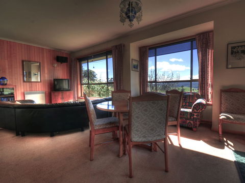 Plovers Ridge Country Retreat - Accommodation Gladstone 4