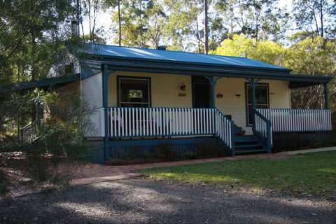 Telegraph Retreat Cottages - Accommodation Gladstone 1