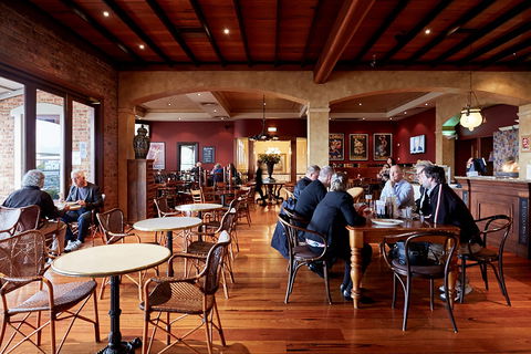 The Settlement Hotel - Accommodation Gladstone 2