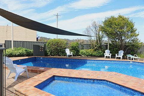 All Decked Out At Penguin Mews - Accommodation Gladstone 1