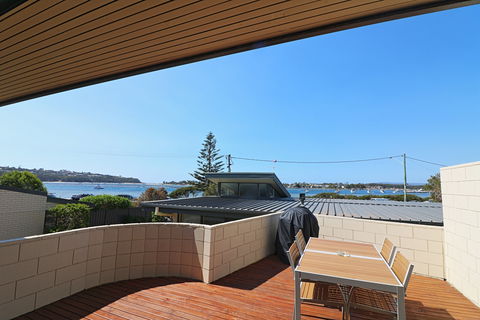 All Decked Out At Penguin Mews - Accommodation Gladstone 2