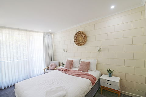 All Decked Out At Penguin Mews - Accommodation Gladstone 4