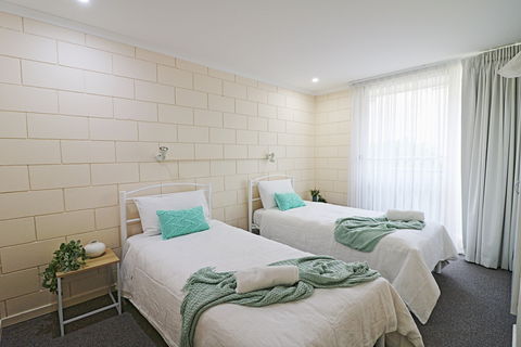 All Decked Out At Penguin Mews - Accommodation Gladstone 5