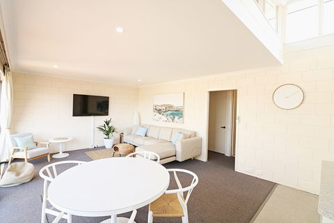 All Decked Out At Penguin Mews - Accommodation Gladstone 6