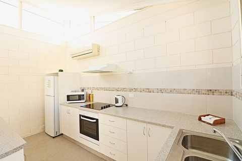 All Decked Out At Penguin Mews - Accommodation Gladstone 7