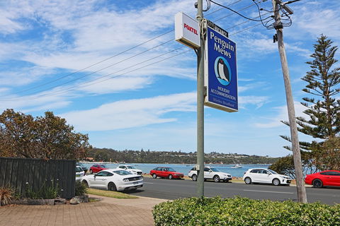 All Decked Out At Penguin Mews - Accommodation Gladstone 8