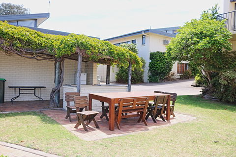 All Decked Out At Penguin Mews - Accommodation Gladstone 9
