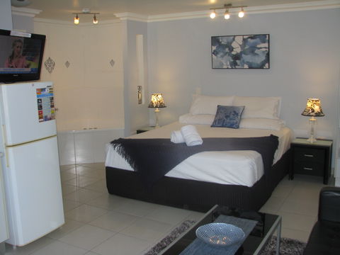 Charm City Motel - Accommodation Gladstone 0