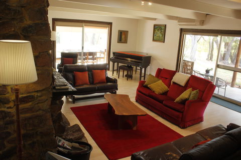 Cullen Wines Homestead - Accommodation Gladstone 1