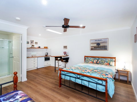 DCs Madra - Accommodation Gladstone 1