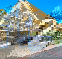Golden Riviera Beach Resort - Accommodation Gladstone