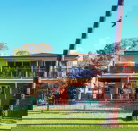 Kingfisher Lakehouse - Accommodation Gladstone