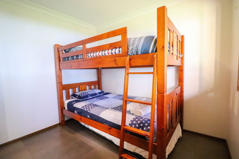 Kingfisher Lakehouse - Accommodation Gladstone 7