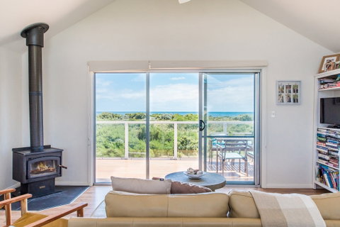 Magic Beach - Accommodation Gladstone 0