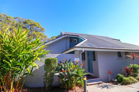 Plover Deluxe Villa 25 - Accommodation Gladstone 0