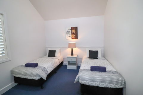 Plover Deluxe Villa 25 - Accommodation Gladstone 4