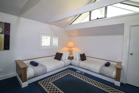 Plover Deluxe Villa 25 - Accommodation Gladstone 5