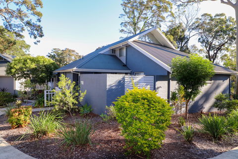 Shearwater Deluxe Villa - Accommodation Gladstone 0
