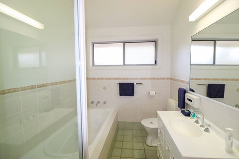 Shearwater Deluxe Villa - Accommodation Gladstone 5
