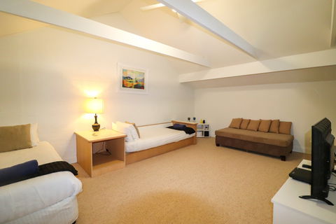 Shearwater Deluxe Villa - Accommodation Gladstone 6