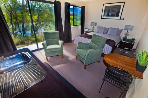 Shingles Riverside Cottages - The - Accommodation Gladstone 4