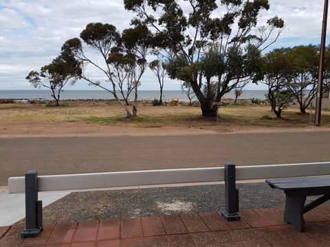 Sunset Sippers - Accommodation Gladstone 0