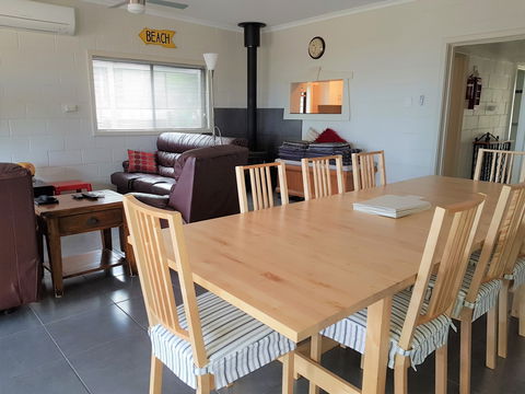 Sunset Sippers - Accommodation Gladstone 3