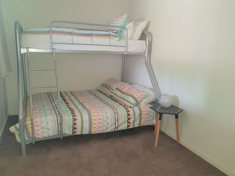 Sunset Sippers - Accommodation Gladstone 6