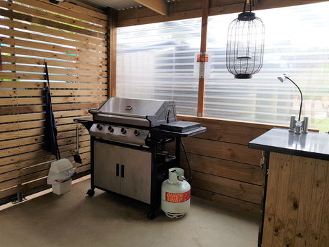 Sunset Sippers - Accommodation Gladstone 7