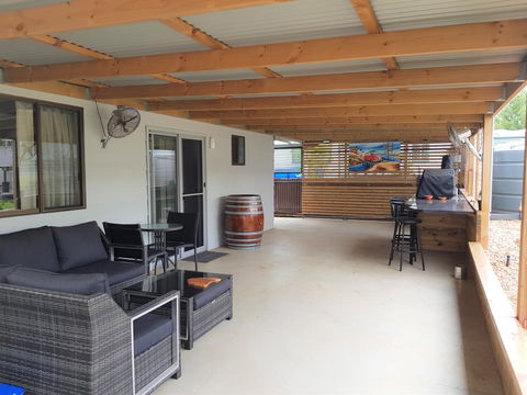 Sunset Sippers - Accommodation Gladstone 8