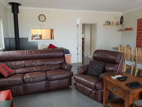 Sunset Sippers - Accommodation Gladstone 9