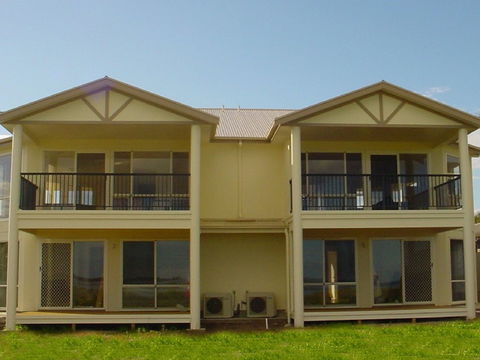 Arabesque Villa 2 - Accommodation Gladstone 0