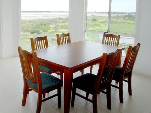 Arabesque Villa 2 - Accommodation Gladstone 2
