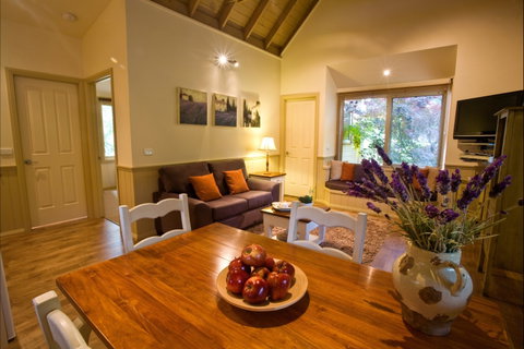 Autumn Abode Cottages - Accommodation Gladstone 0