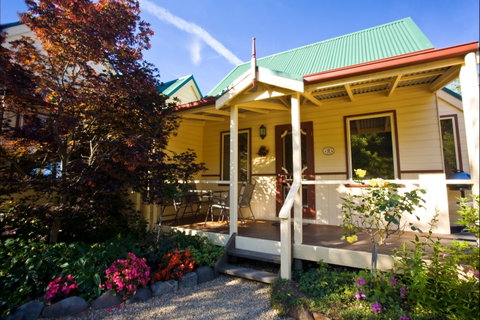 Autumn Abode Cottages - Accommodation Gladstone 1