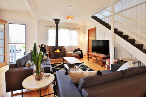Hudson Bay At Basin View - Accommodation Gladstone 0