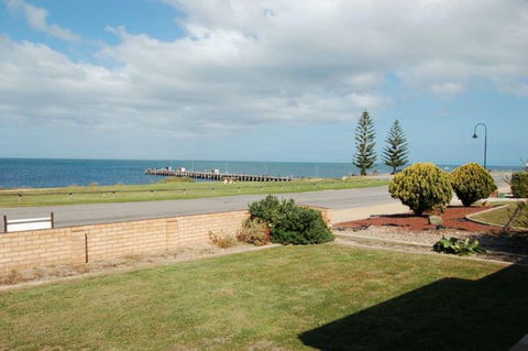 Jay Jay's Beach House - Accommodation Gladstone 0