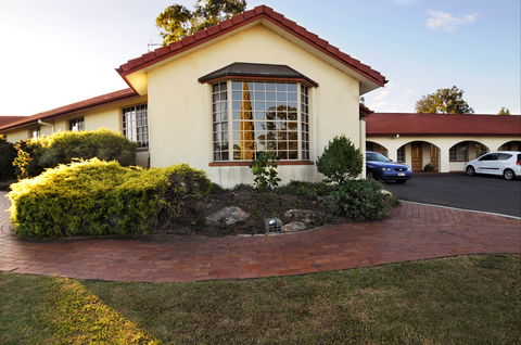 McNevins Warwick Motel And Gunyah Restaurant - Accommodation Gladstone 0